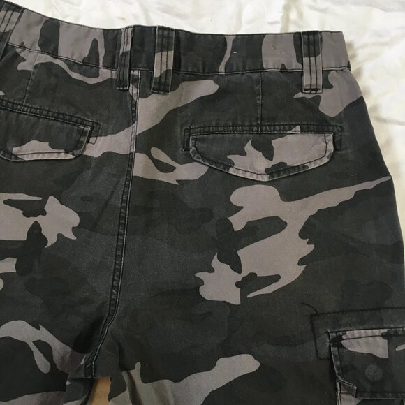 Foot Locker Mens Camo Cargo Shorts Size 34 Pockets Cotton Zipper Gray Camouflage - Picture 8 of 14